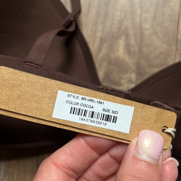 SKIMS Wireless Bra in Cocoa - Picture 5 of 8